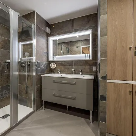 Cozy Penthouse With View & Parking *